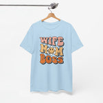 Lichtblauw T-shirt aan kledinghanger met opdruk 'WIFE MOM BOSS'