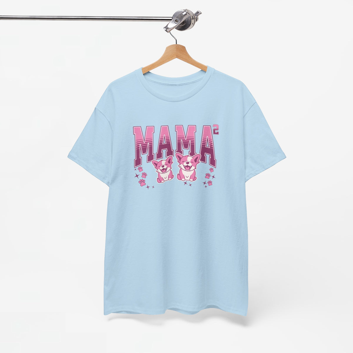 Lichtblauw T-shirt met ronde hals en opdruk MAMA² met hondjes; aan een hanger.