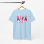 Lichtblauw T-shirt met ronde hals en opdruk MAMA² met hondjes; aan een hanger.