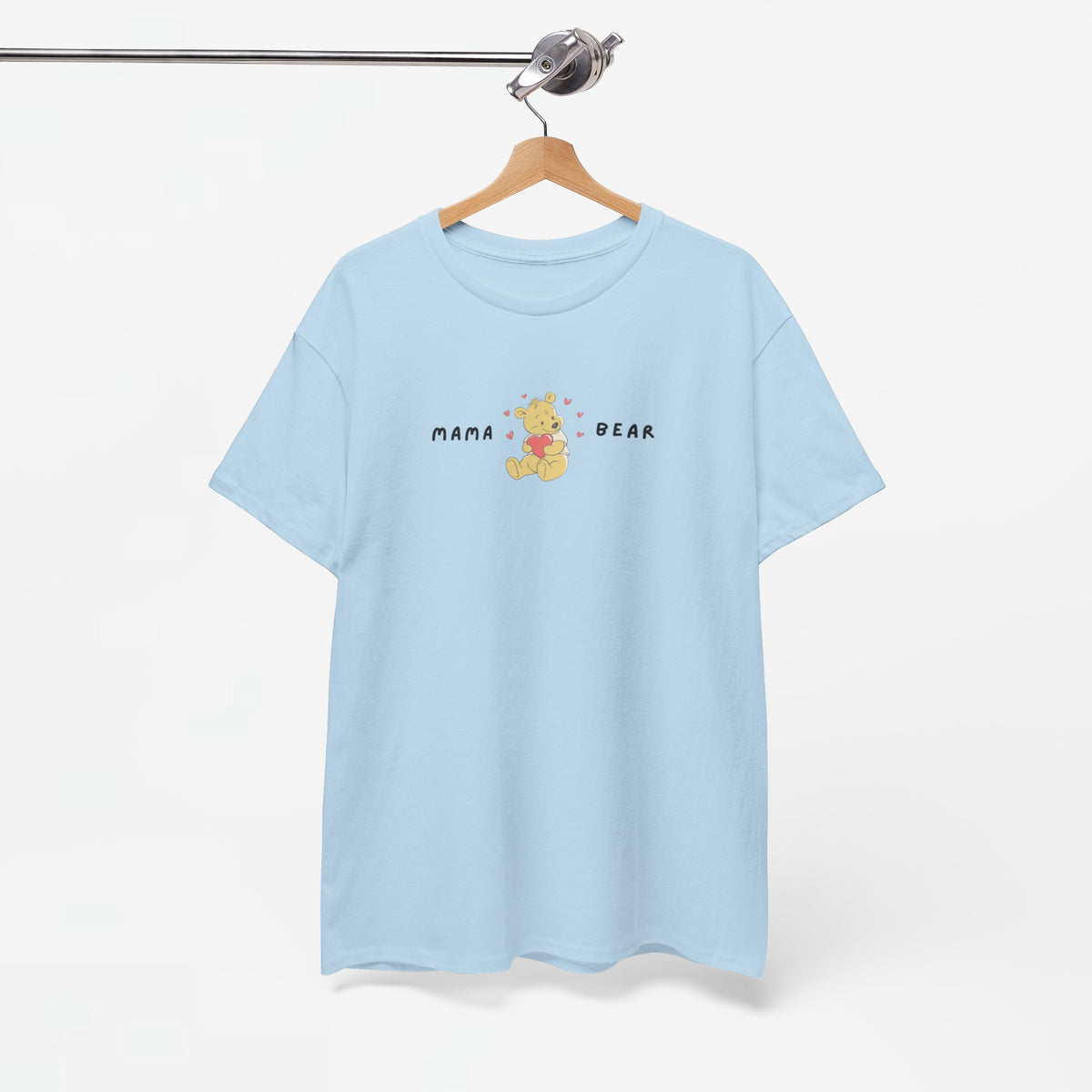 Lichtblauwe T-shirt aan hanger met borstprint “MAMA” en berenfiguur.