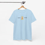 Lichtblauwe T-shirt aan hanger met borstprint “MAMA” en berenfiguur.