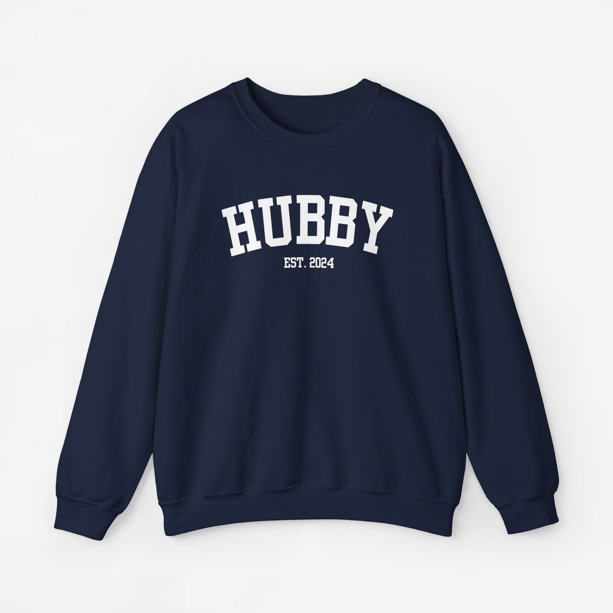 Marineblauwe sweater met opdruk 'HUBBY' en 'EST. 2024'.