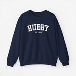 Marineblauwe sweater met opdruk 'HUBBY' en 'EST. 2024'.