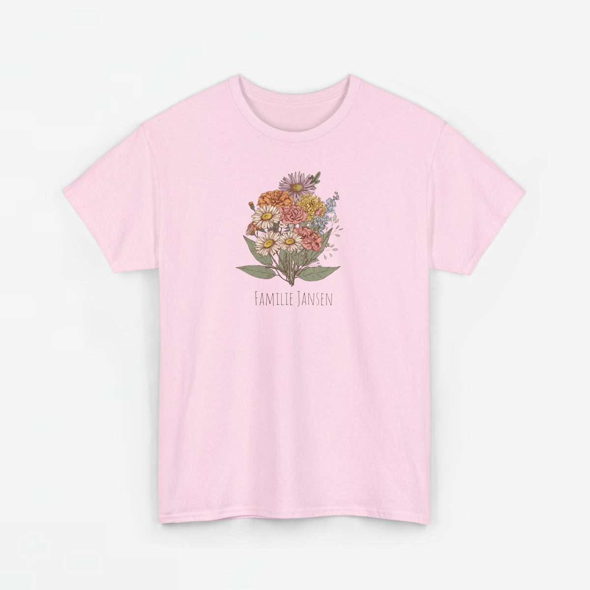 Roze T-shirt met bloemenboeketprint en tekst “FAMILIE JANSEN” op de borst