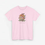 Roze T-shirt met bloemenboeketprint en tekst “FAMILIE JANSEN” op de borst