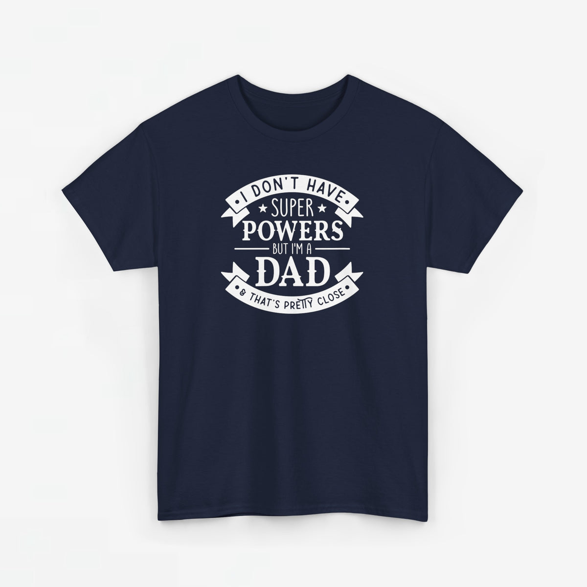 Marineblauwe T-shirt met witte tekstprint “superpowers” en “dad”