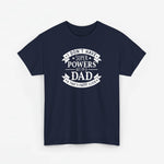 Marineblauwe T-shirt met witte tekstprint “superpowers” en “dad”