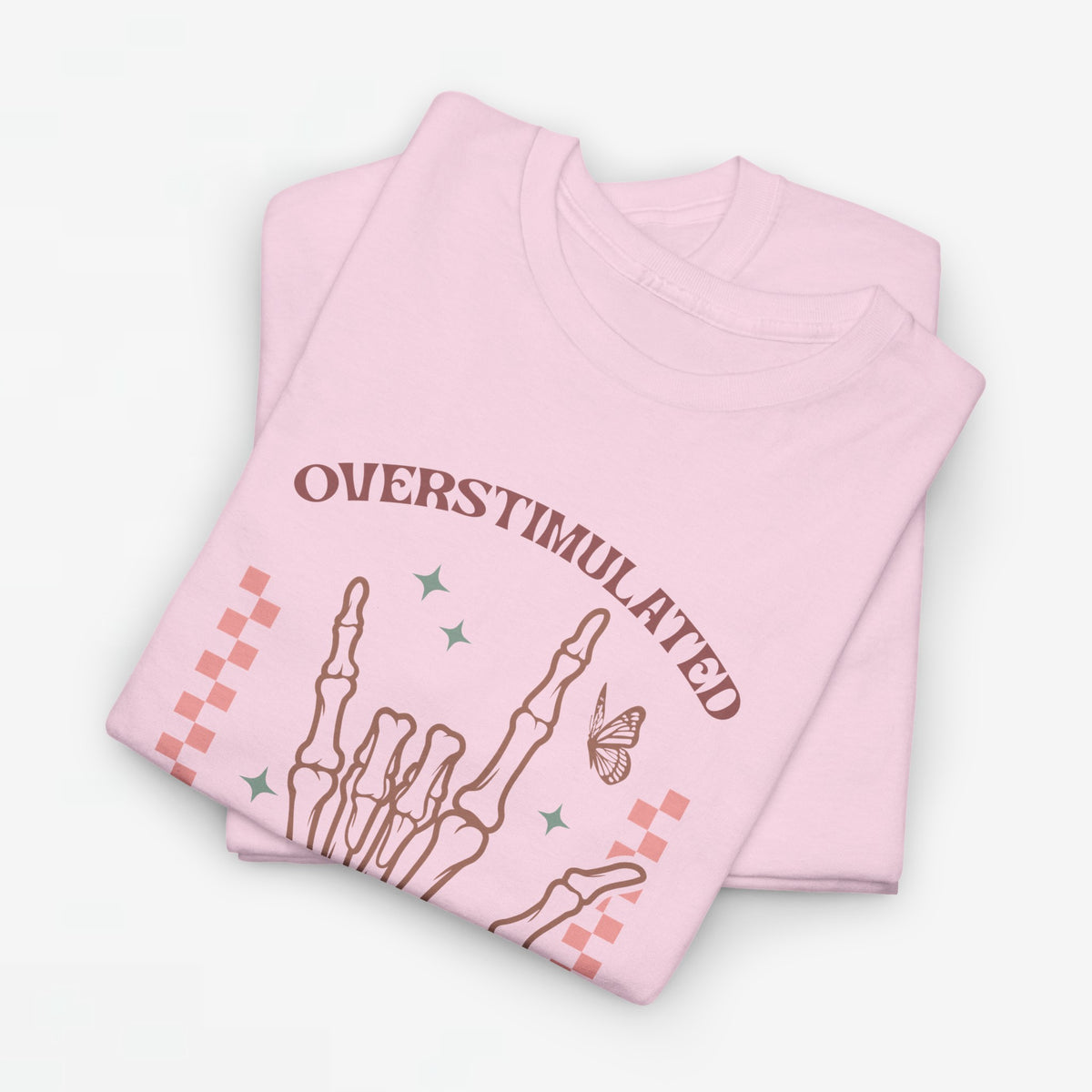 Roze oversized T-shirt met grote handprint en tekst op de borst, opgevouwen.