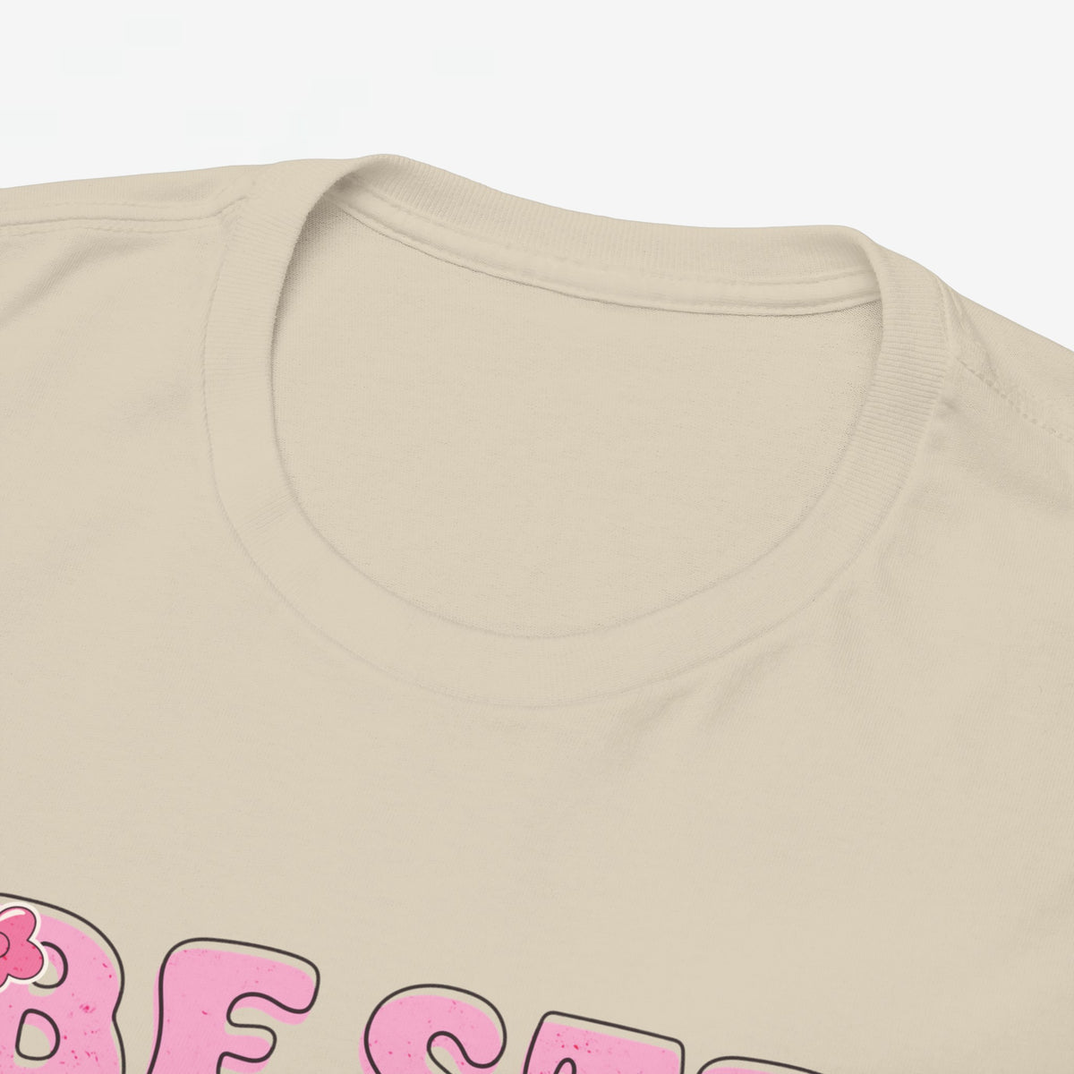 Beige t-shirt met ronde hals en roze printdetail aan de voorkant