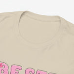 Beige t-shirt met ronde hals en roze printdetail aan de voorkant