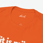 Oranje T-shirt close-up met halslogo en '100% Cotton'.