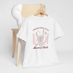 Witte t-shirt op houten hanger met handenillustratie en rode tekst Moms Club.