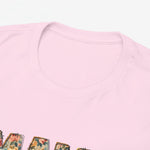 Roze t-shirt met ronde hals; close-up van bovenstuk en rand van “MAMA” print