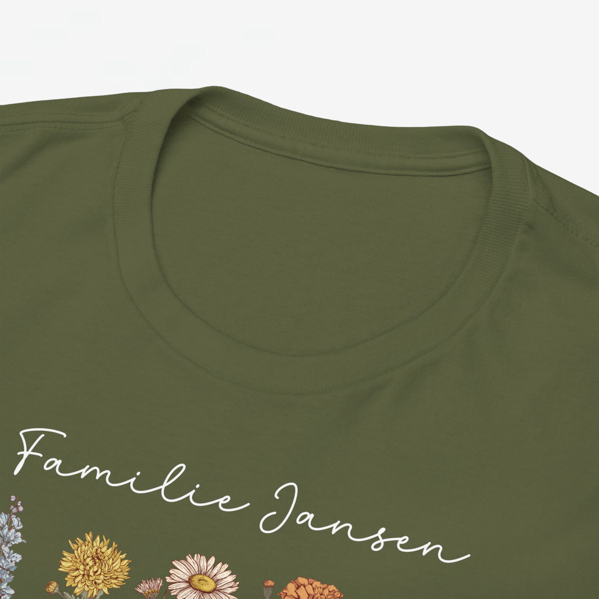 Close-up van legergroene t-shirt met naamtekst en bloemenprint