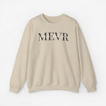 Gepersonaliseerde sweater lichtbeige met 'MEVR' bedrukking voorzijde