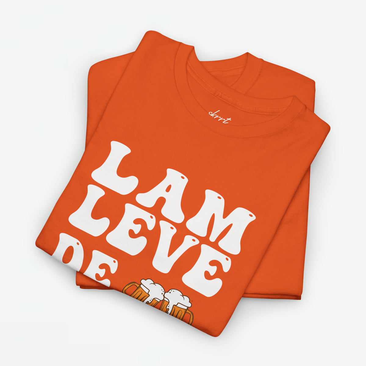Oranje T-shirt gevouwen met grote witte tekstprint "LAM LEVE DE KONING"