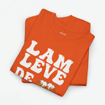 Oranje T-shirt gevouwen met grote witte tekstprint "LAM LEVE DE KONING"