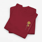 Rood T-shirt met kleine bloemillustratie op de borst, met dunne lijnfiguur