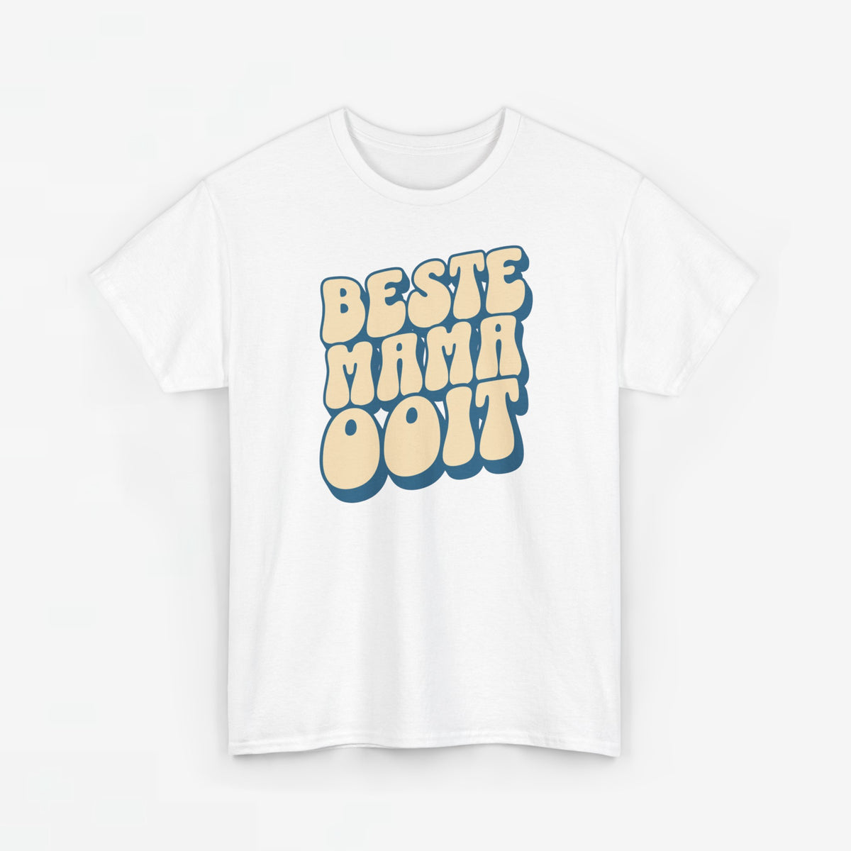 Wit oversize t-shirt met blauwe/geel opschrift “BESTE MAMA OOIT” op de borst.