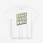 Wit oversize t-shirt met blauwe/geel opschrift “BESTE MAMA OOIT” op de borst.
