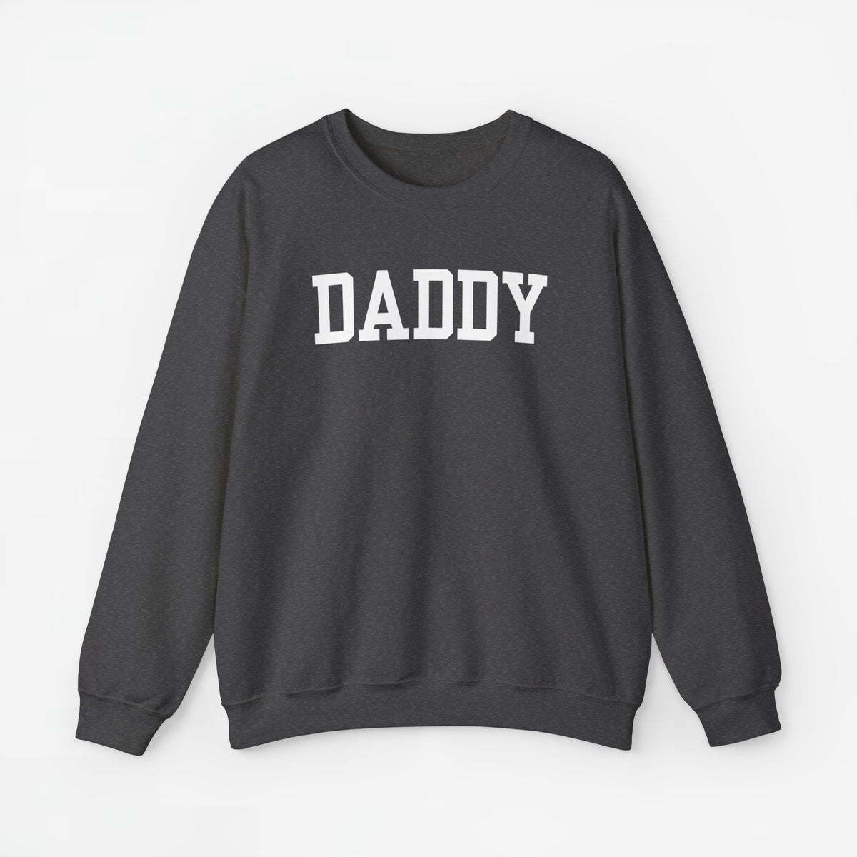 Donkergrijze sweatshirt met ronde hals en grote opdruk “DADDY” op de borst.