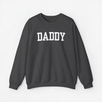 Donkergrijze sweatshirt met ronde hals en grote opdruk “DADDY” op de borst.