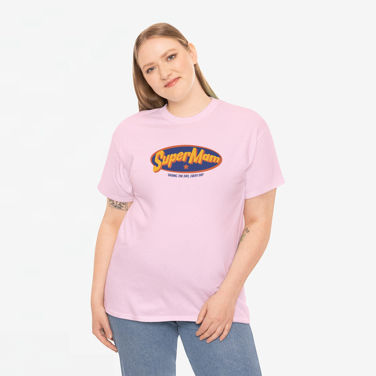 Roze oversized T-shirt met SuperMam-logo op de borst, model in beeld