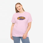 Roze oversized T-shirt met SuperMam-logo op de borst, model in beeld