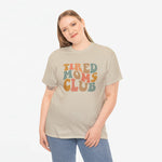 Beige T-shirt met ronde hals en opdruk “Tired Moms Club” op de borst.