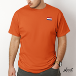 Oranje oversized t-shirt met kleine Nederlandse vlag op de borst, casual gedragen
