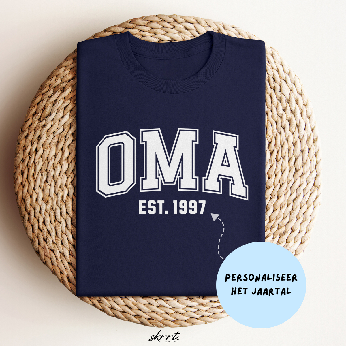 Donkerblauwe t-shirt met “OMA” en “EST. 1997” en label “PERSONALISEER HET JAARTAL”