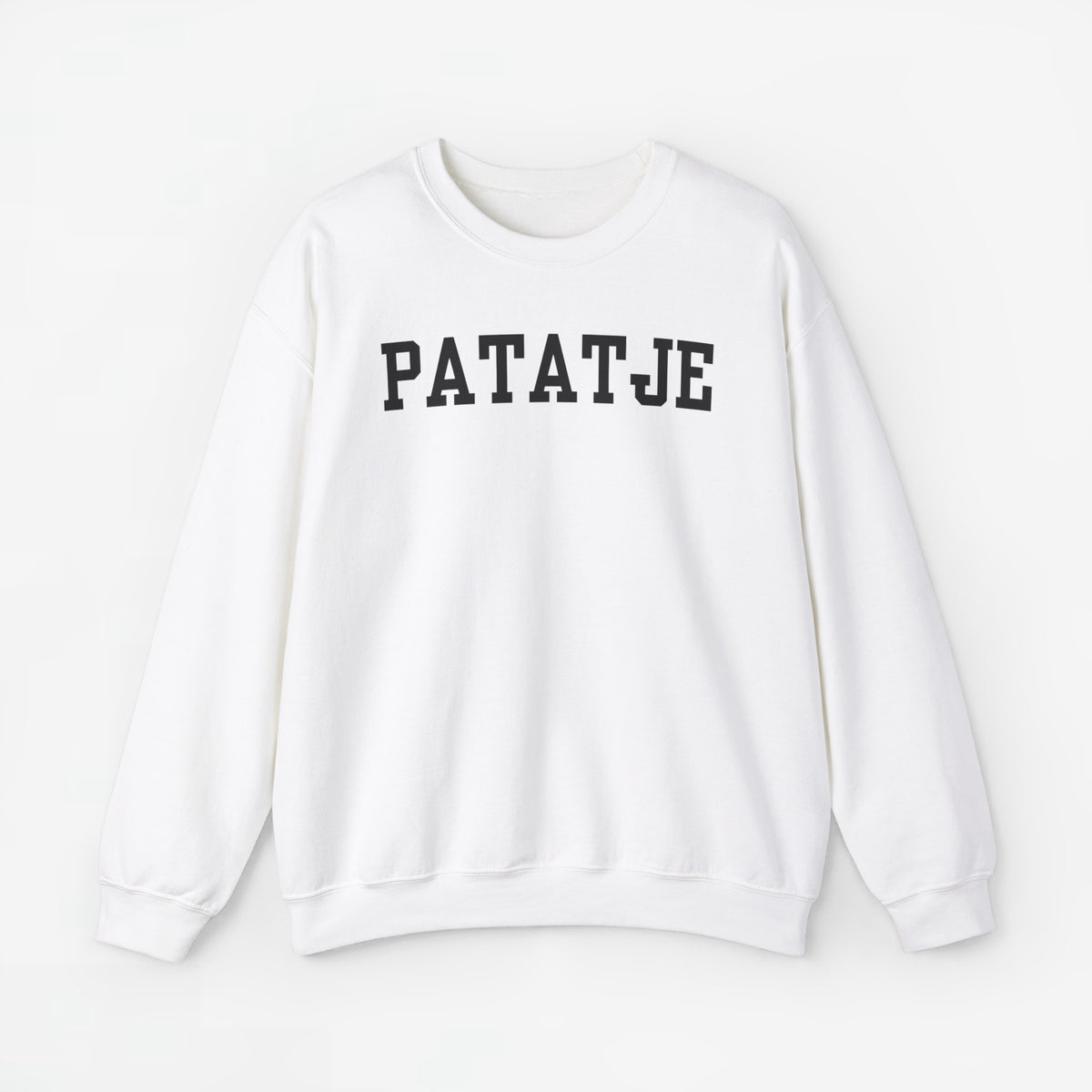 Witte trui met ronde hals en opdruk “PATAT’JE” op de borst
