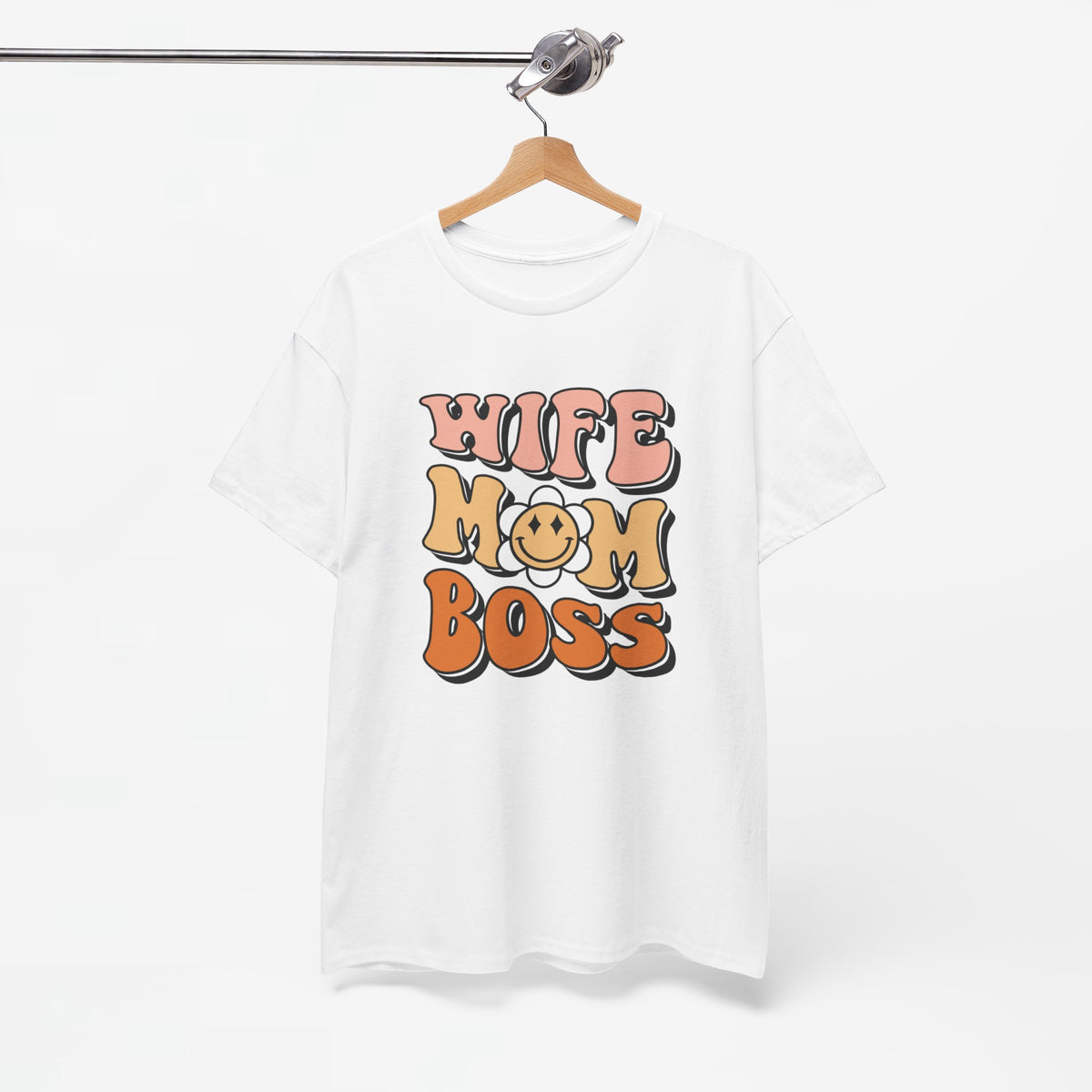 Witte t-shirt met frontprint “WIFE MOM BOSS” op hanger