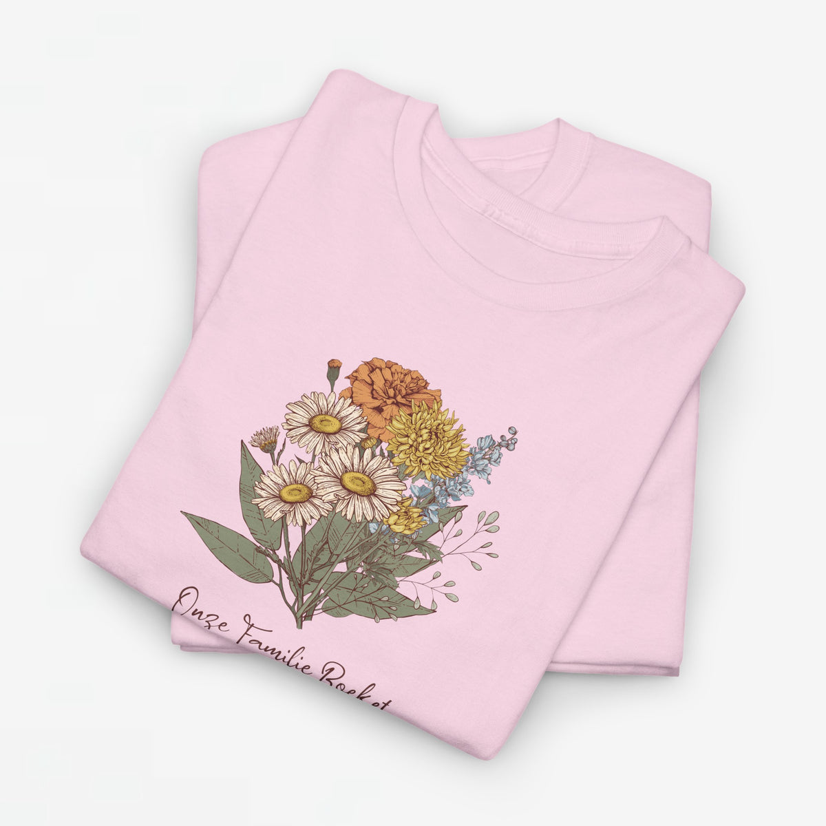 Lichtroze T-shirt met bloemenboeketprint en sierlijke tekst onderaan