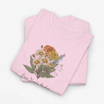 Lichtroze T-shirt met bloemenboeketprint en sierlijke tekst onderaan