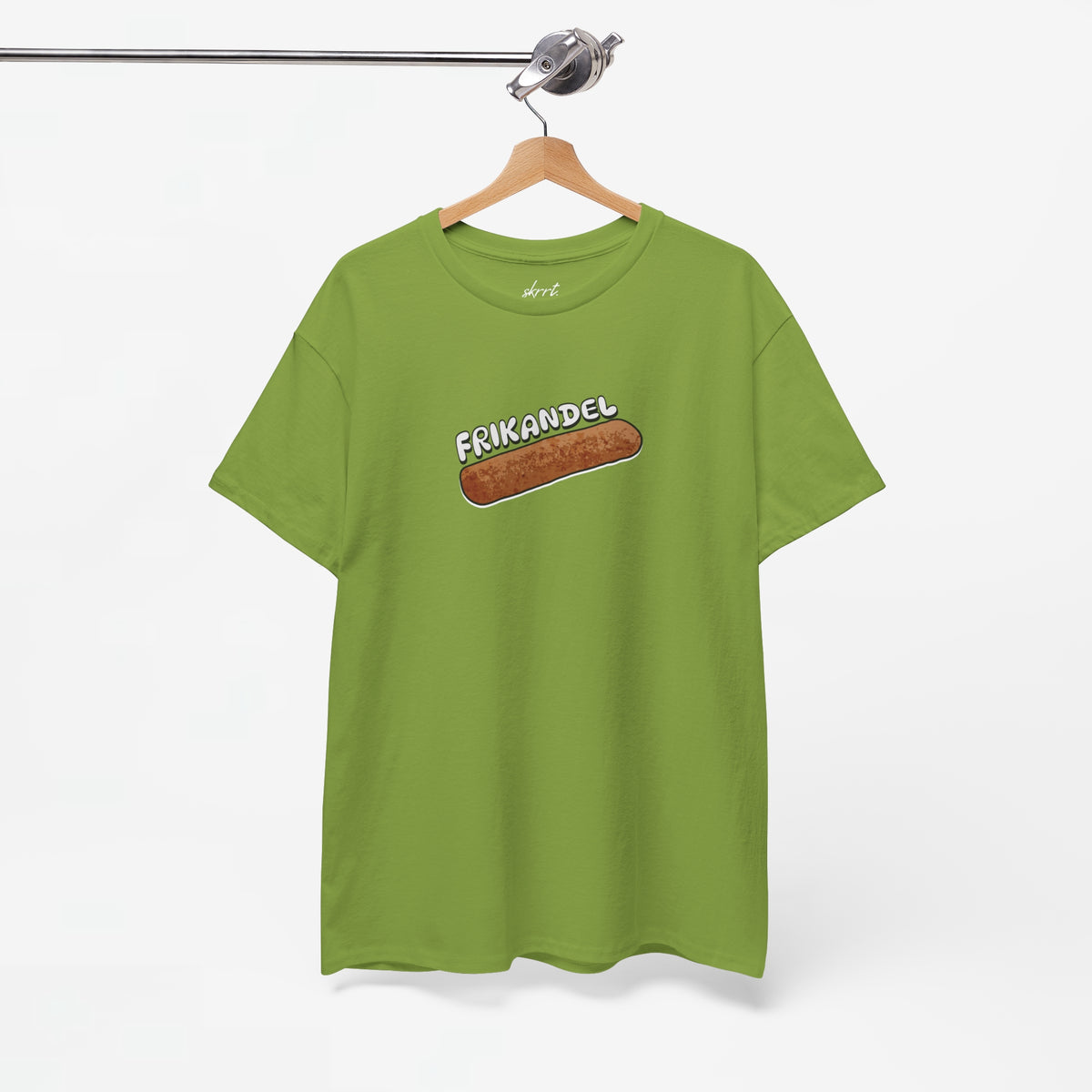 Groen T-shirt aan hanger met frontprint van frikandelworst en ronde hals.