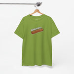 Groen T-shirt aan hanger met frontprint van frikandelworst en ronde hals.