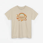 Zandkleurige t-shirt met ronde hals en 'Groovy Mama' regenboogprint