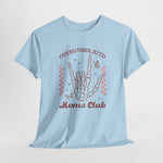 Lichtblauw T-shirt met ronde hals en grote borstprint “Overstimulated Moms Club”.