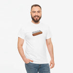 Oversized witte T-shirt met frikandel print op de borst, gedragen door man