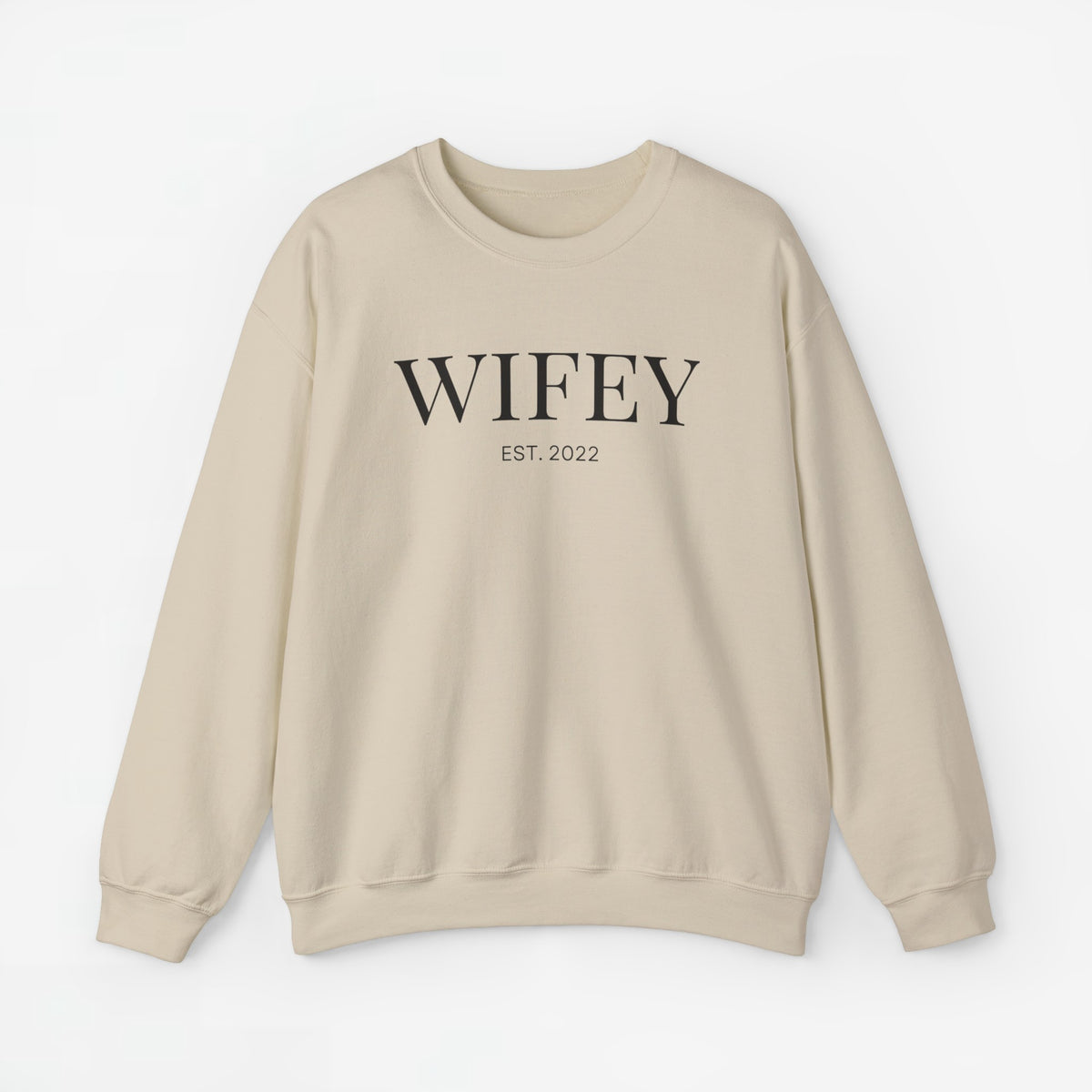 Zandkleurige sweater met opdruk “WIFEY” en “EST. 2022” op de borst