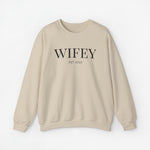 Zandkleurige sweater met opdruk “WIFEY” en “EST. 2022” op de borst