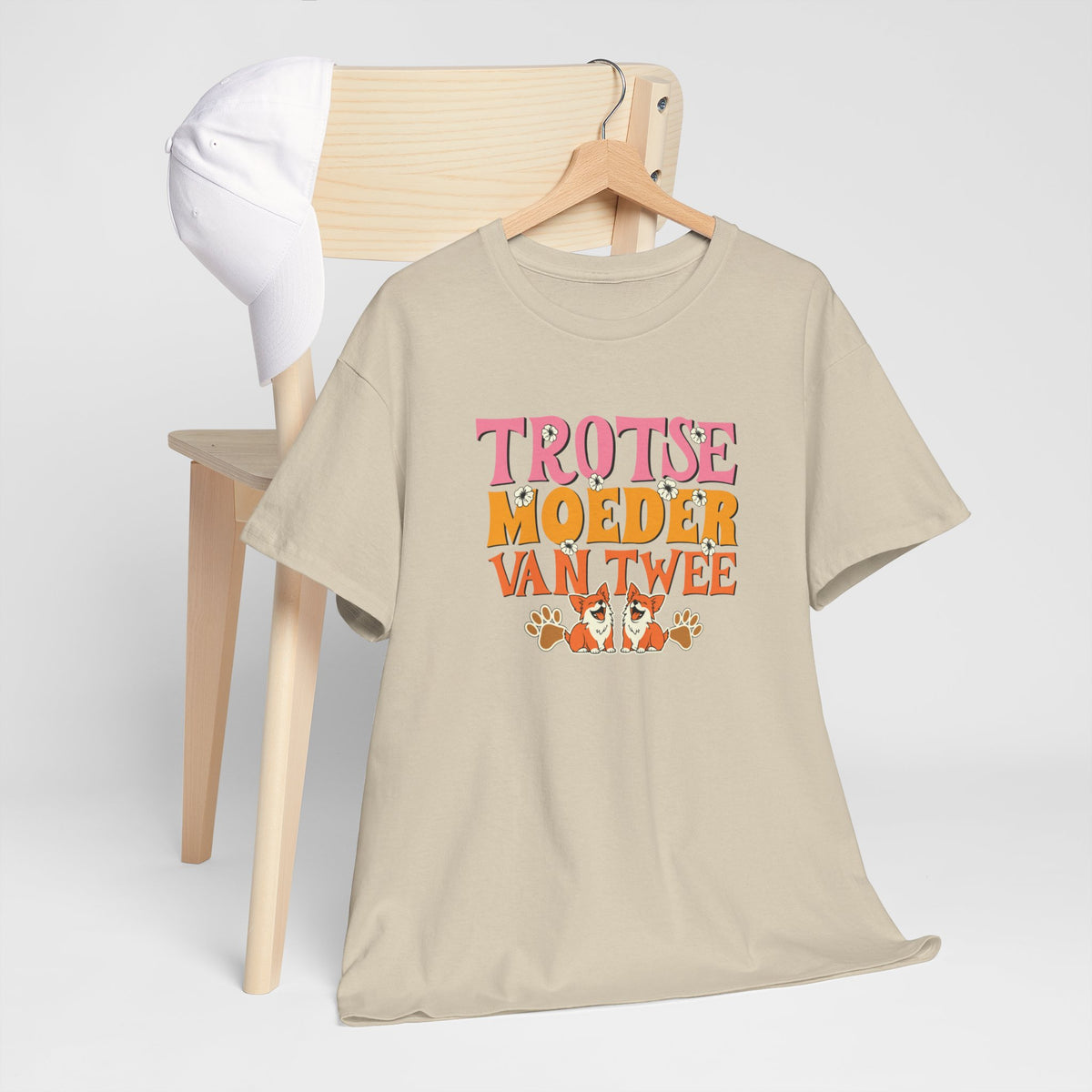 Beige T-shirt op houten hanger met ronde hals en kleurrijke opdruk