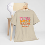 Beige T-shirt op houten hanger met ronde hals en kleurrijke opdruk
