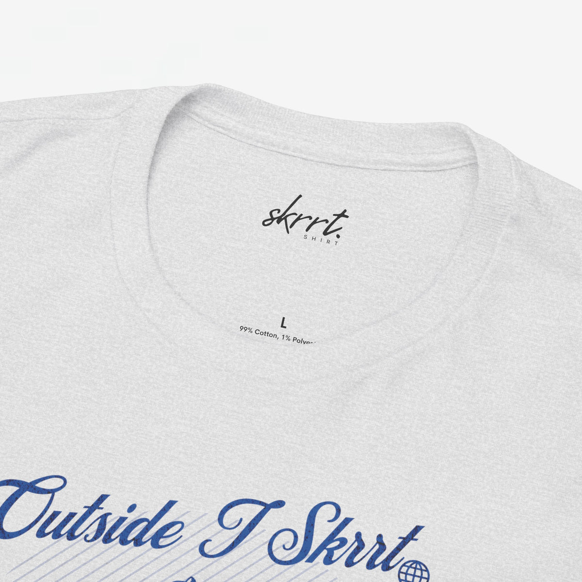 Close-up van grijs t-shirt met zwarte halsprint en blauwe voorprint met tekst.