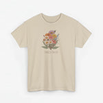 Beige T-shirt met kleine bloemenprint en tekst "FAMILIE JANSEN" op de borst