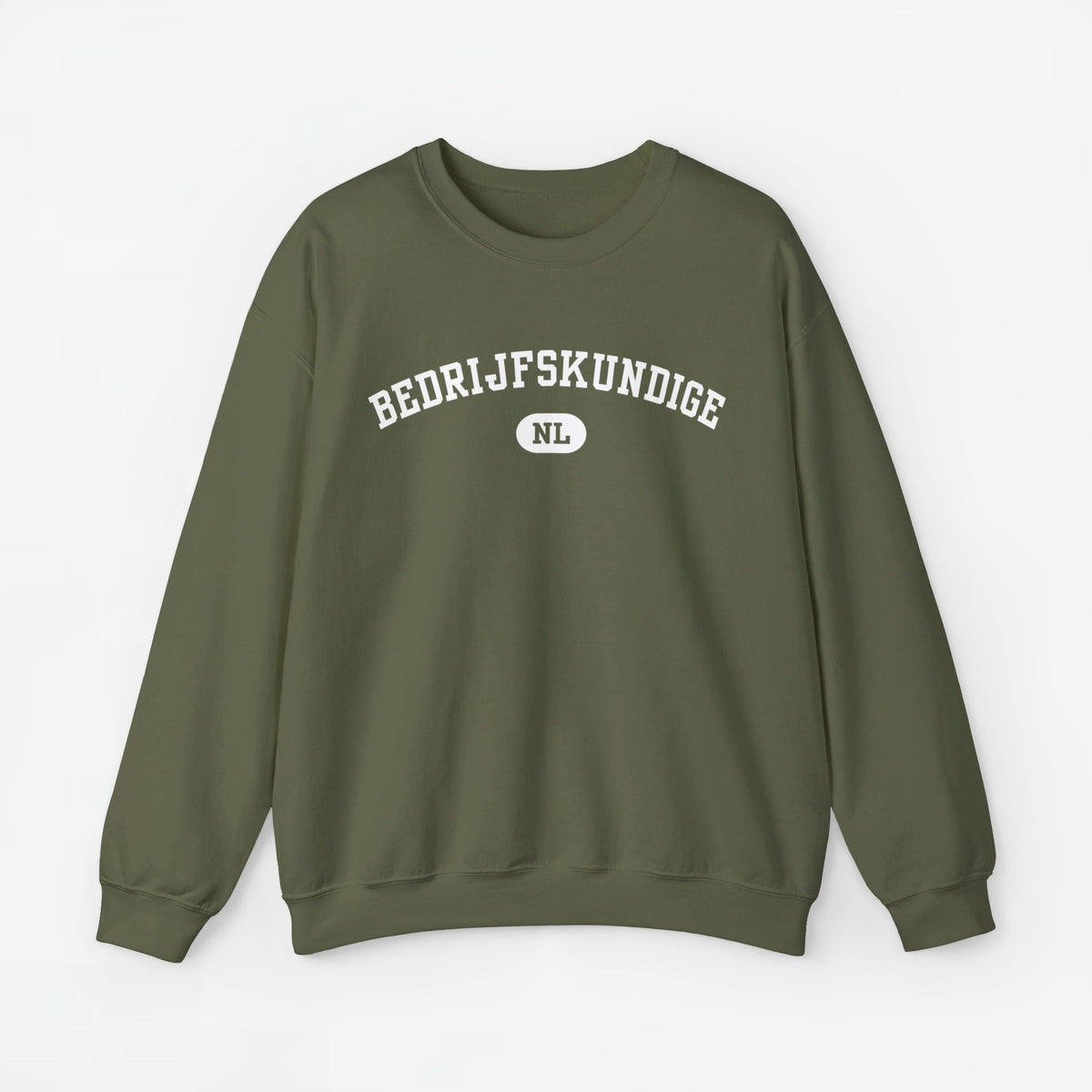 Olijfgroene trui met ronde hals en opdruk 'BEDRIJFSKUNDIGE NL'.