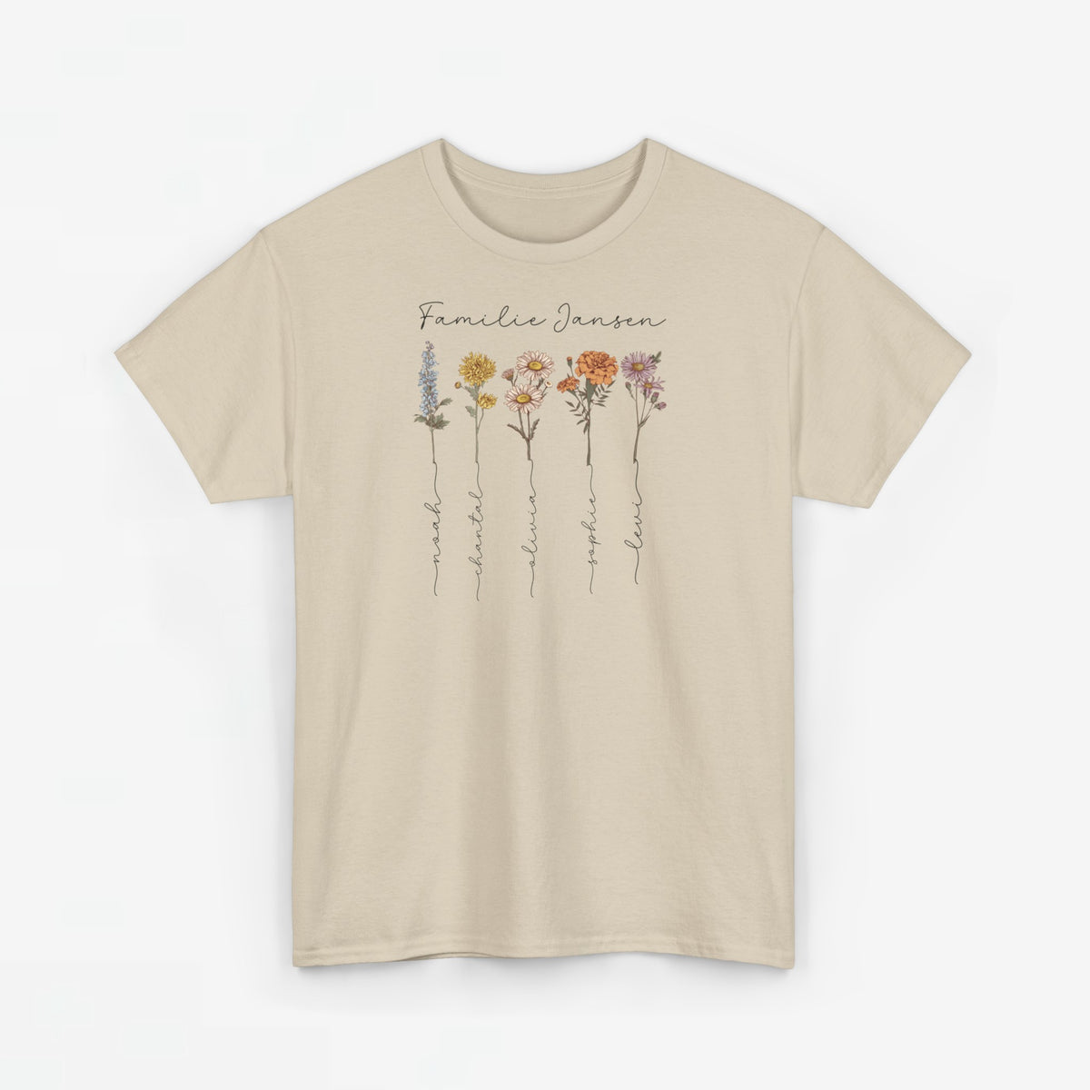 Zandkleurige t-shirt met bloemenprint en familienaam, ronde hals en korte mouwen