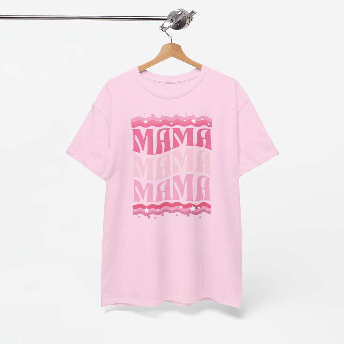 Lichtroze oversized T-shirt met roze “MAMA”-print, hangend aan een hanger