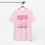 Lichtroze oversized T-shirt met roze “MAMA”-print, hangend aan een hanger